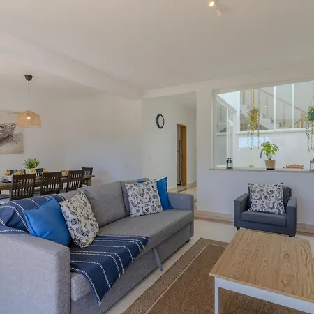 #375 Spacious Townhouse With Pool, Bbq & Parking