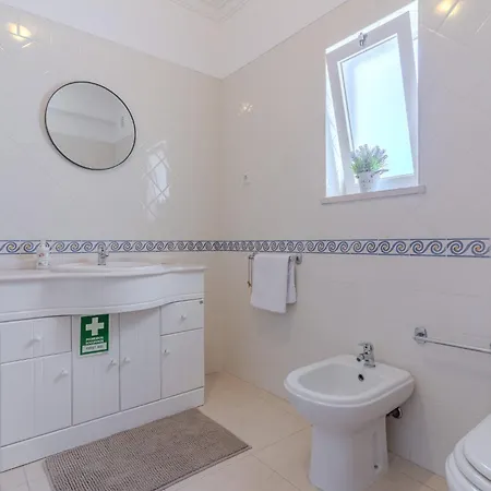 #375 Spacious Townhouse With Pool, Bbq & Parking Feriehus Albufeira