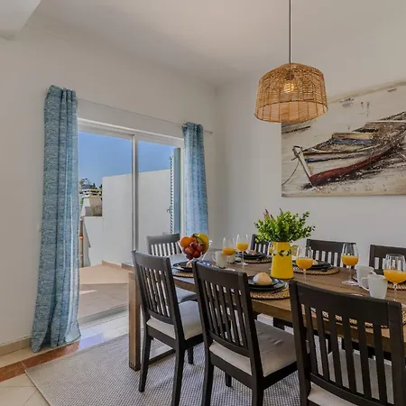 #375 Spacious Townhouse With Pool, Bbq & Parking